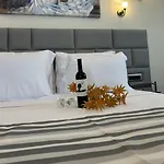 Golden Moments Luxury Stone A 아파트호텔 메사리아