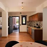 Golden Moments Luxury Stone A 4* מסאריה